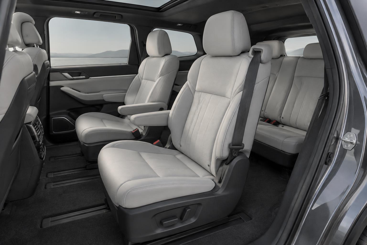 Interior de un SUV de 7 plazas con asientos claros en segunda y tercera fila (imagen ilustrativa)